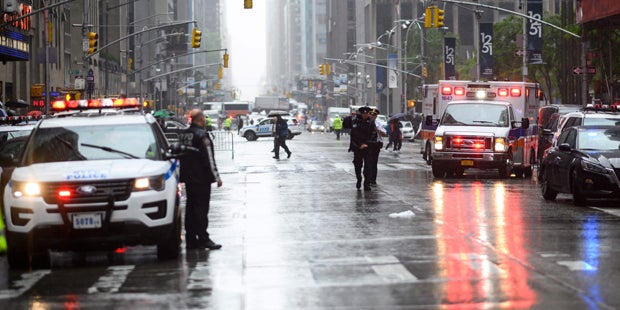 New York Helikopter stürtzt auf Gebäude