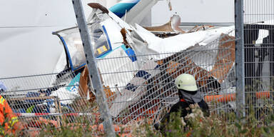 Kleinflugzeug kracht in Baumarkt: 3 Tote