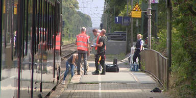 Mann schubst Frau vor Zug