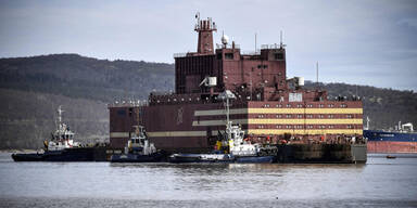 Erstes schwimmendes Atomkraftwerk in See gestochen