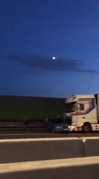 Lkw rammt Pkw auf Wiener Südosttangente