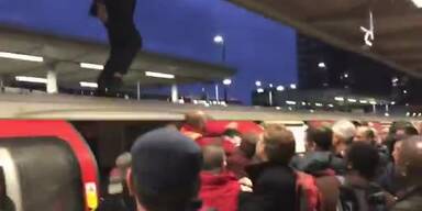 20191017_66_372050_Shocking_moment_angry_commuters_drag_two_ExtinctionRebellion_protestors_off_the_top_of_a_t.jpg