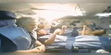 20191101_66_378554_Id_never_seen_astronauts_sleeping_in_space_before_-_-_Its_much_more_creepy_than_I_imagined.jpg
