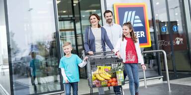 Familie kauft bei Hofer ein