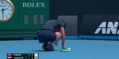20200114_66_408415_Awful_scenes_in_Melbourne_-_-_Dalila_Jakupovic_has_abandoned_her_AusOpen_qualifying_match.jpg