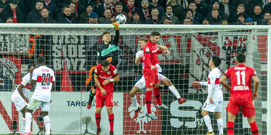 Kurioses Eigentor bringt Leverkusen weiter