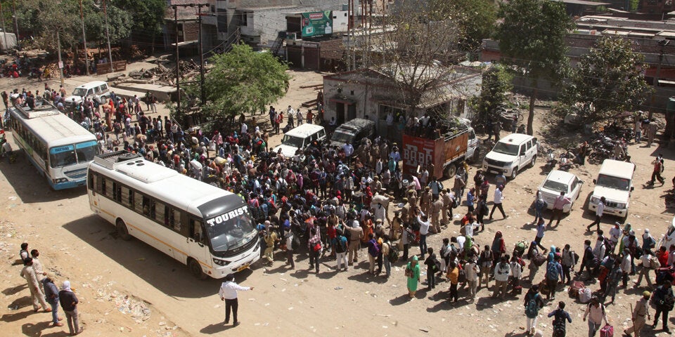 Ausgangssperre sorgt in Indien für Menschenmassen