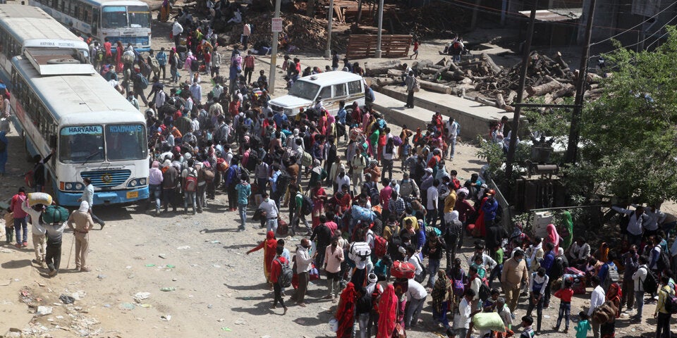 Ausgangssperre sorgt in Indien für Menschenmassen