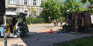 Lkw crasht mit Linienbus: F&uuml;nf Verletzte