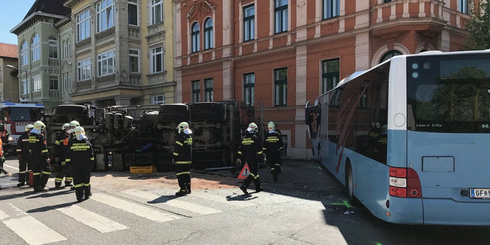Lkw crasht mit Linienbus: Fünf Verletzte