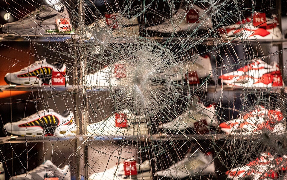 Polizisten bei Straßenschlachten in Stuttgart attackiert