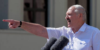 Lukaschenko mit erhobenen Zeigefinger