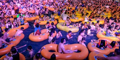 Wuhan: Tausende bei Pool-Party in der Brutst&auml;tte des Virus