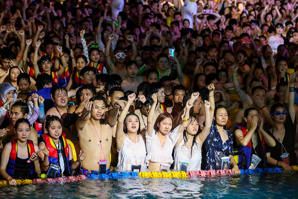 Wuhan: Tausende bei Pool-Party in der Brutstätte des Virus
