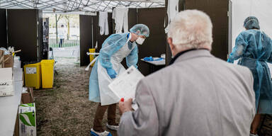 Menschen mit Schutzanzuegen gegen Corona