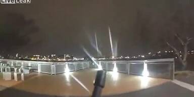20200921_66_479845_ripsave_-_Police_Officer_Stops_a_Suicidal_Man_From_Jumping_Off_a_Bridge.jpg
