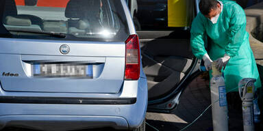 Spit&auml;ler voll: Hier werden Menschen in ihren Autos behandelt | Corona Krise Italien 