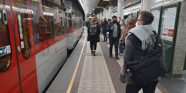 Trotz Lockdown weiter volle U-Bahn-Stationen