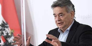 Kogler droht mit ''scharfen'' Corona-Kontrollen in Einkaufszentren | Hohe Strafen bis Gesch&auml;ftsschlie&szlig;ung