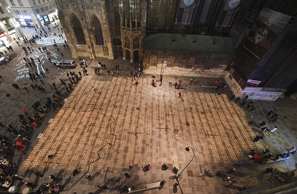 Mehr als 5.000 Kerzen im Gedenken für Corona-Tote