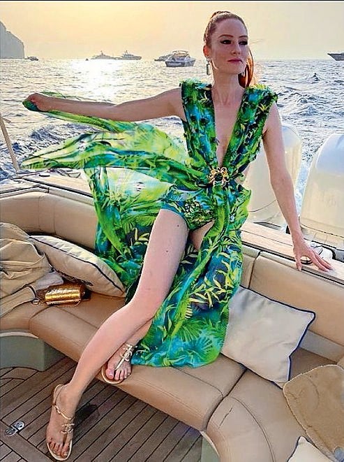 Homage an J.Lo. Barbara Meier kam mit Yacht und Jungle-Dress von Versace. So wie einst Jennifer Lopez. 