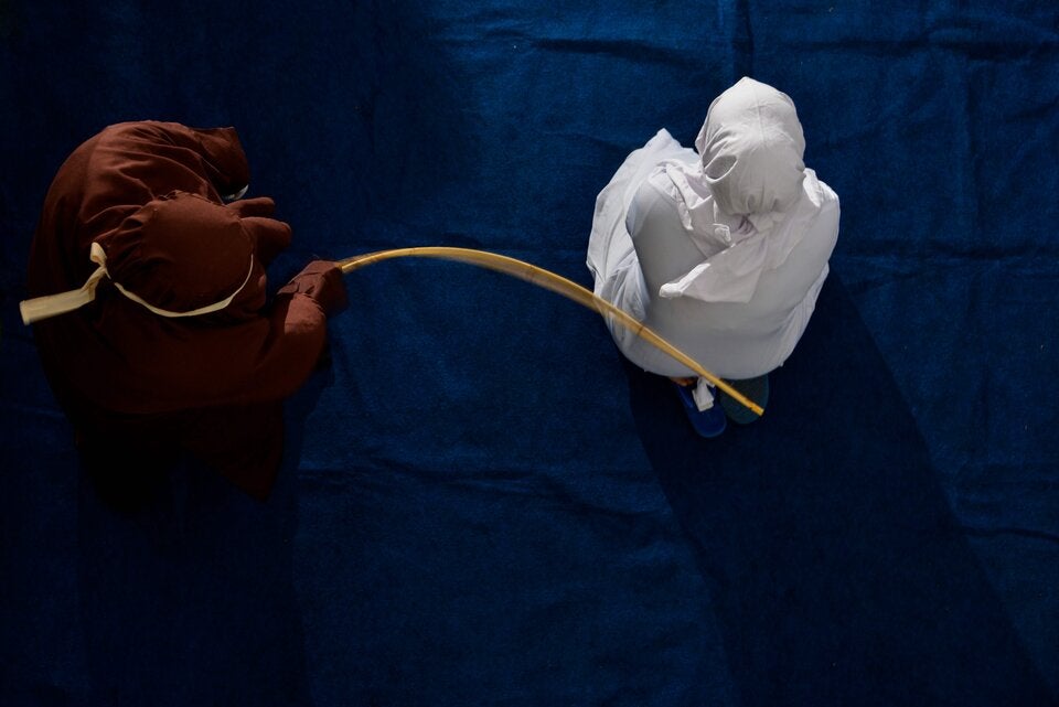 Sex unter Männern öffentlich mit 77 Stockschlägen bestraft