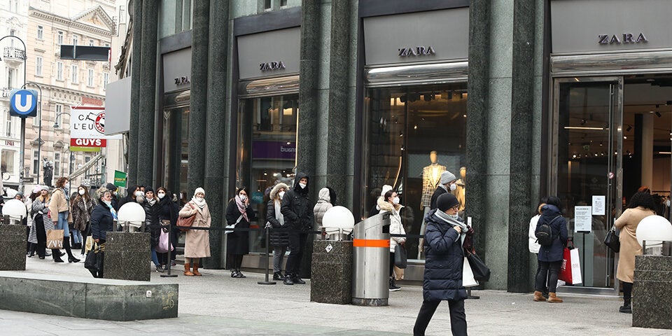 Kärntner Straße. Schlange vor Zara: Abstand oft vergessen.