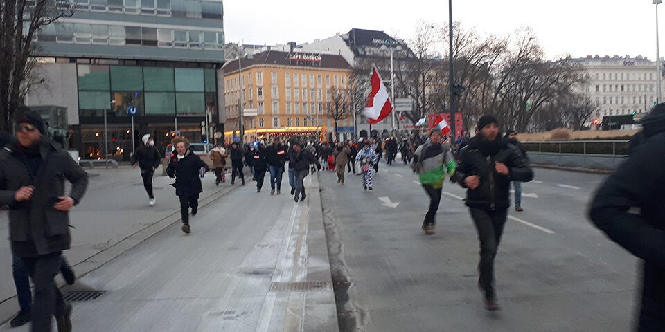 Zwei verletzte Polizisten bei Corona-Demo