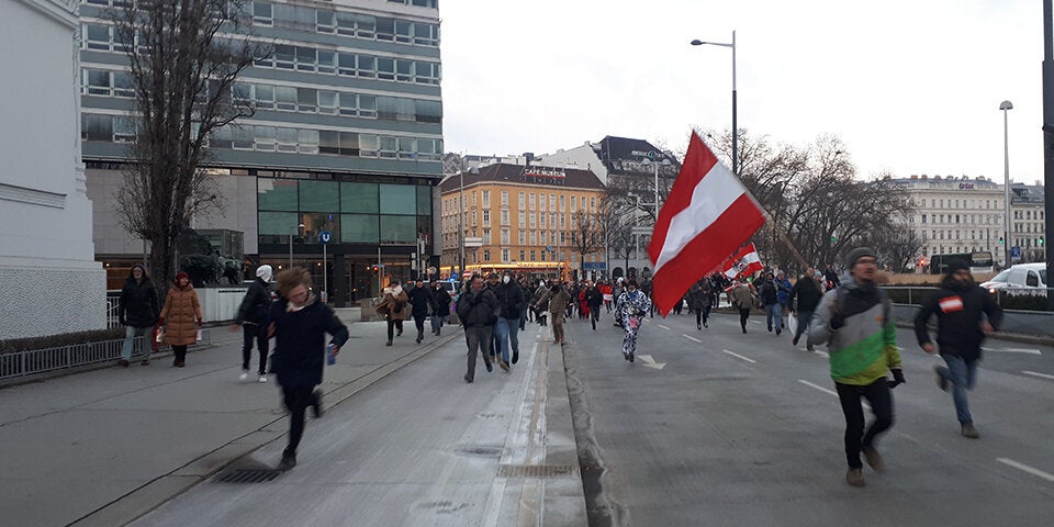 Zwei verletzte Polizisten bei Corona-Demo