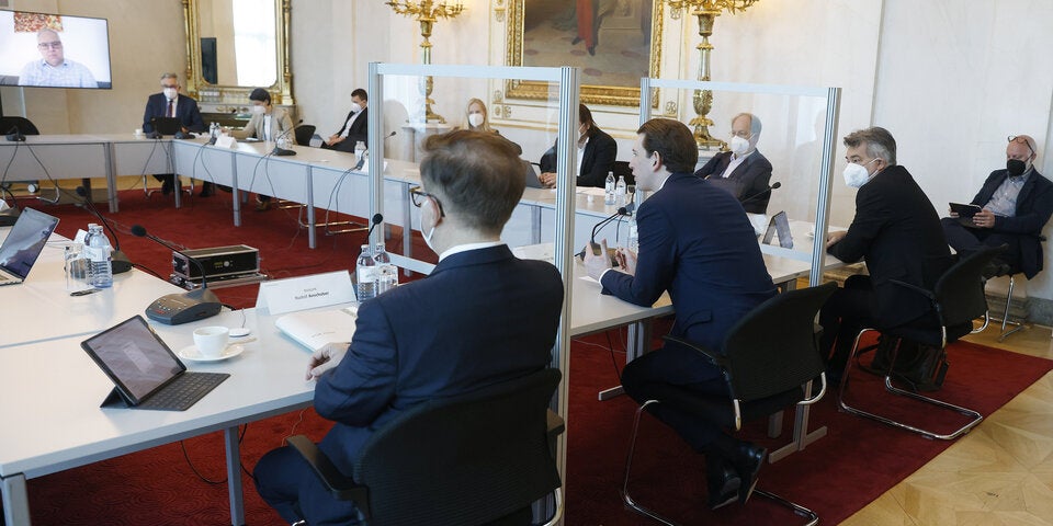 Anschober und Kurz bei Gipfel durch Scheibe getrennt