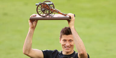 Robrt Lewandowski (Bayern M&uuml;nchen) mit Torj&auml;gerkanone der deutschen Bundesliga