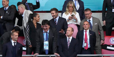 VIP-Trib&uuml;ne: Mit wem scherzt Beckham da?