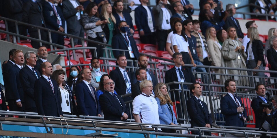 VIP-Tribüne: Mit wem scherzt Beckham da?