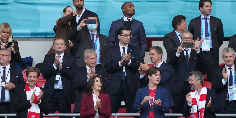 VIP-Tribüne: Mit wem scherzt Beckham da?