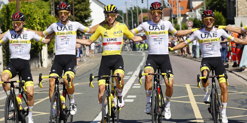 Tadej Pogacar mit seinem Team