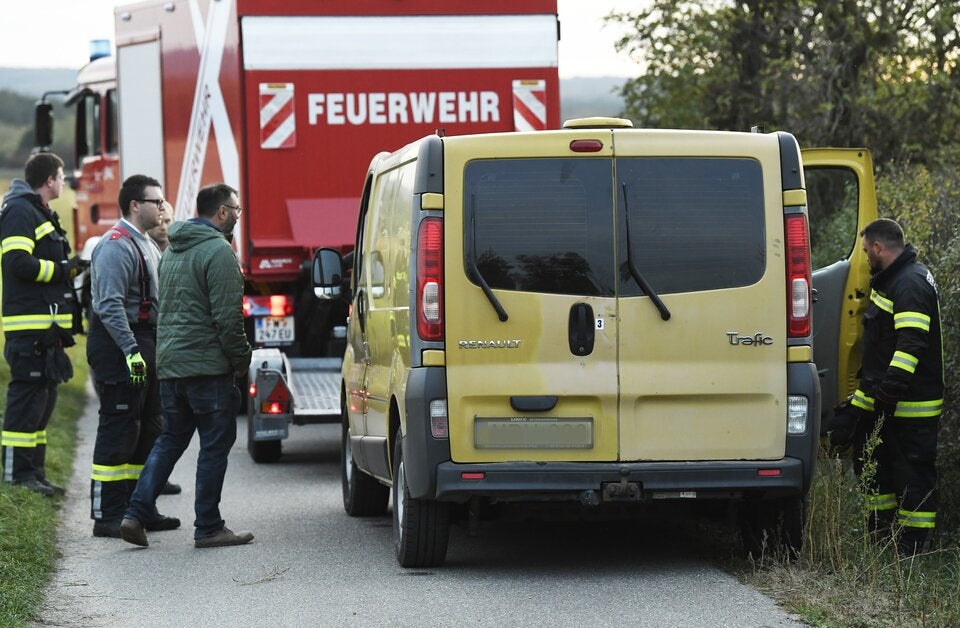 Zwei tote Flüchtlinge in Kleinbus entdeckt: Fahndung nach Schlepper