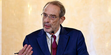 Bildungsminister Heinz Fa&szlig;mann im Rahmen einer Pressekonferenz