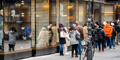 Wieder-Er&ouml;ffnung: Ansturm auf Shops und Friseure