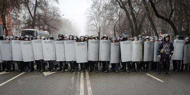 Polizei t&ouml;tet Dutzende Demonstranten