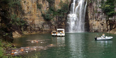 Felswand begr&auml;bt Touristenboote &ndash; Sieben Tote