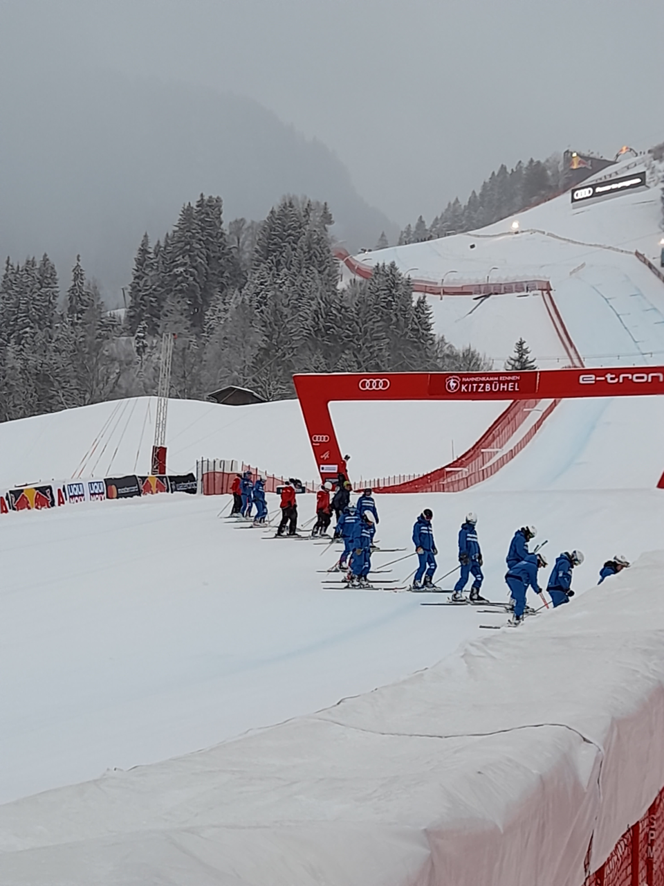 Dutzende Pistenarbeiter kämpften mit Rutschkommandos die ganze Nacht um die Abfahrt.