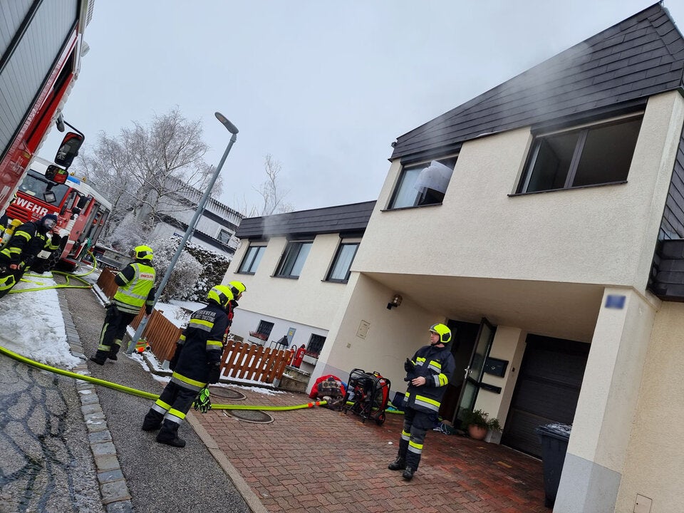 Älteres Ehepaar rettete sich im Bezirk Baden aus brennendem Haus
