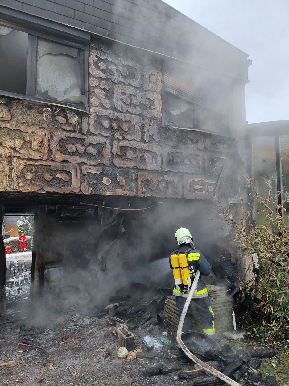 Älteres Ehepaar rettete sich im Bezirk Baden aus brennendem Haus