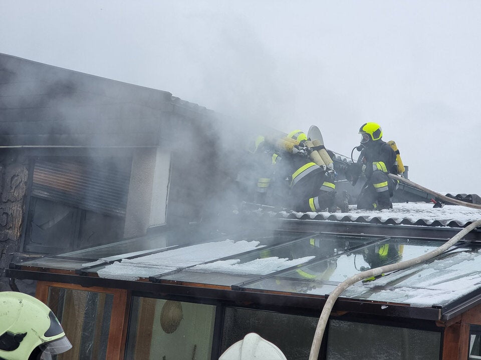 Älteres Ehepaar rettete sich im Bezirk Baden aus brennendem Haus