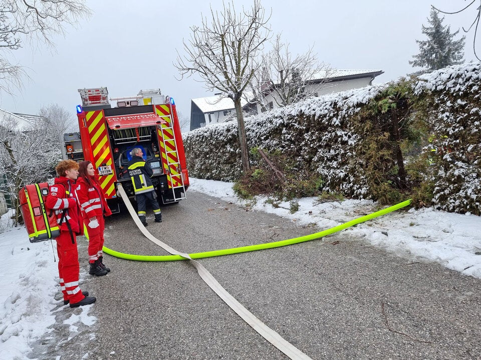 Älteres Ehepaar rettete sich im Bezirk Baden aus brennendem Haus