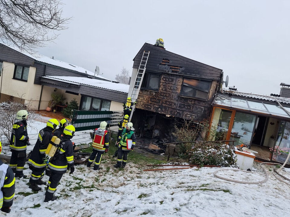 Älteres Ehepaar rettete sich im Bezirk Baden aus brennendem Haus