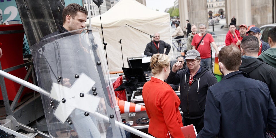 1.-Mai-Kundgebung: Eier-Attacke auf Berliner Bürgermeisterin