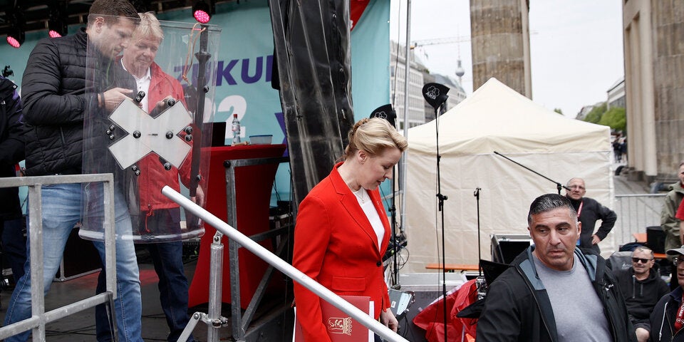 1.-Mai-Kundgebung: Eier-Attacke auf Berliner Bürgermeisterin