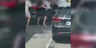 20220530_66_642769_220530_SPLIT_Schlaegerei_Ukrainer_Russen_Wien_Strasse_Verpixelt_1min09_BM.jpg