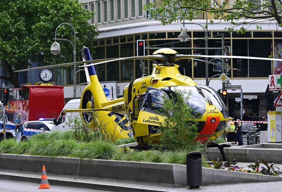 Berlin Auto in Menschenmenge